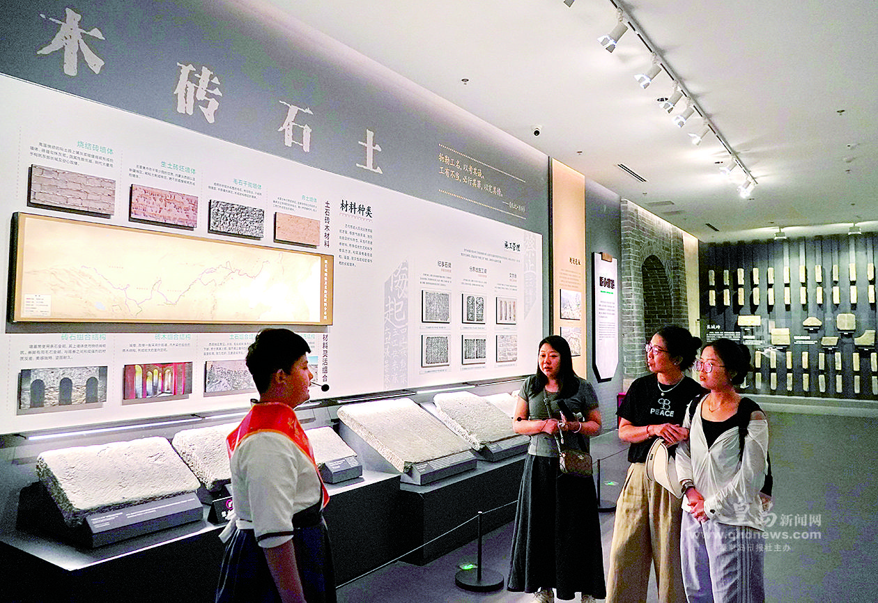 小小講解員(左)在山海關(guān)中國(guó)長(zhǎng)城博物館為市民講解。記者 李鐸 劉劍 攝