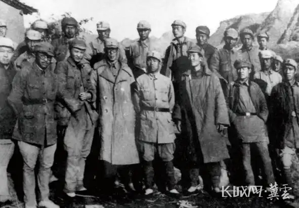 1942年,《晉察冀日報》編輯記者合影