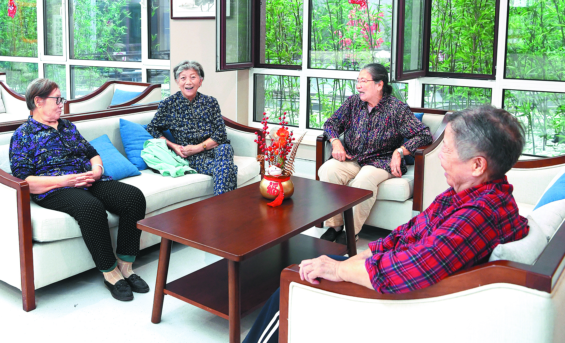 秦皇燕達金色年華健康養(yǎng)護中心的老人們在一起聊天(資料圖片)。記者 李鐸 見習記者 方竟凱 攝