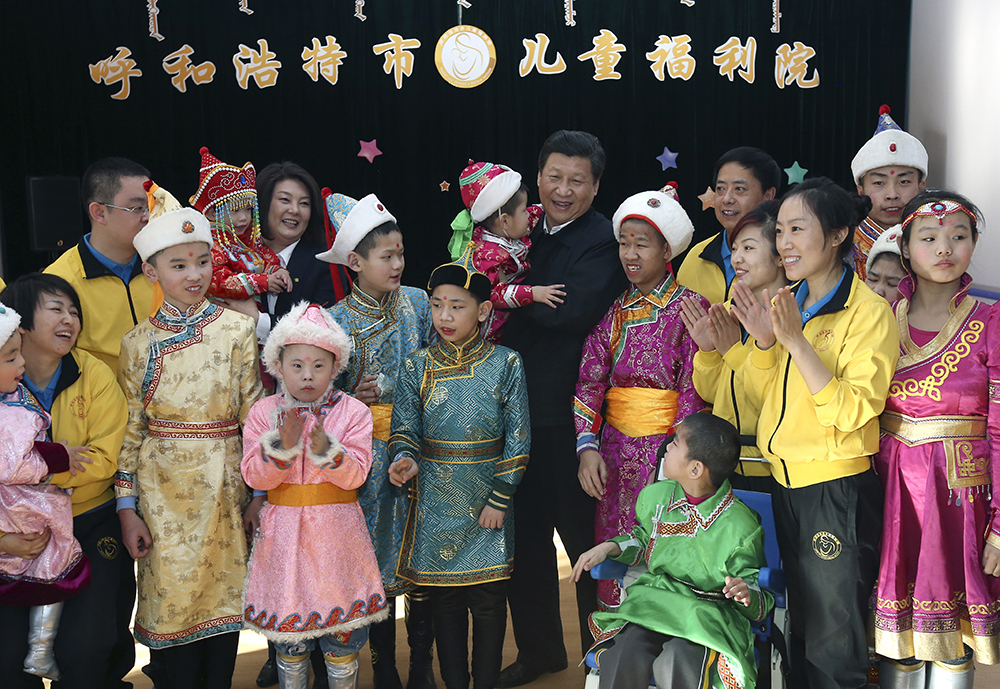 2014年1月28日，習(xí)近平總書記來到呼和浩特市兒童福利院看望孩子們。