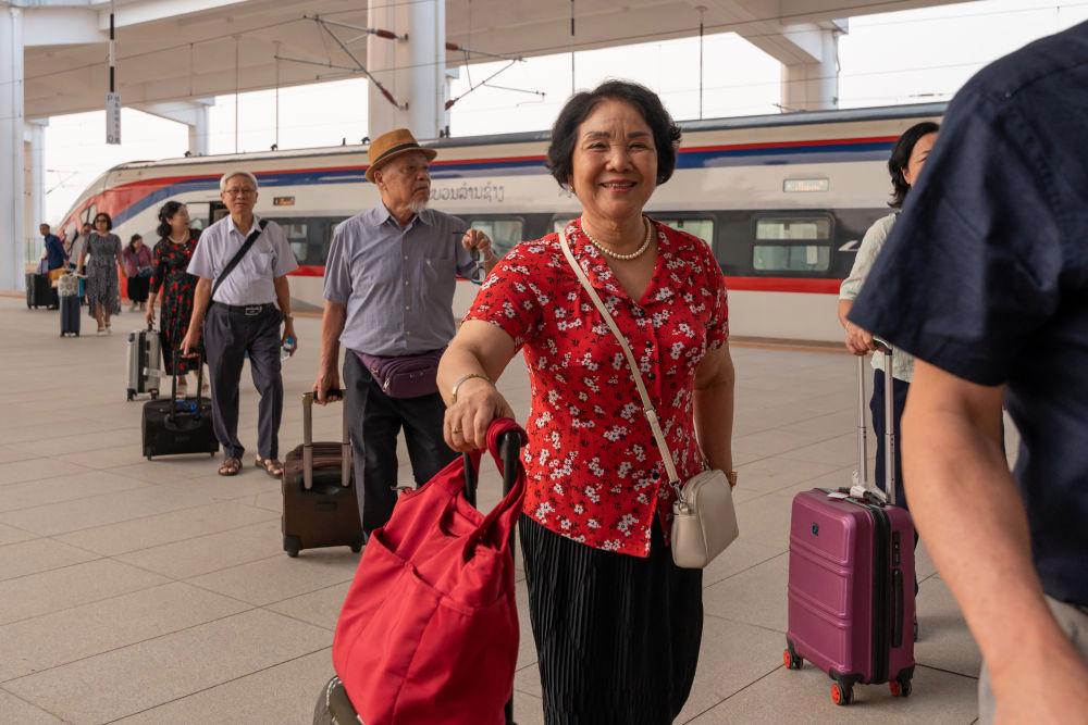 △ 2026年4月13日，乘坐中老鐵路國際旅客列車的旅客抵達中老鐵路萬象站。