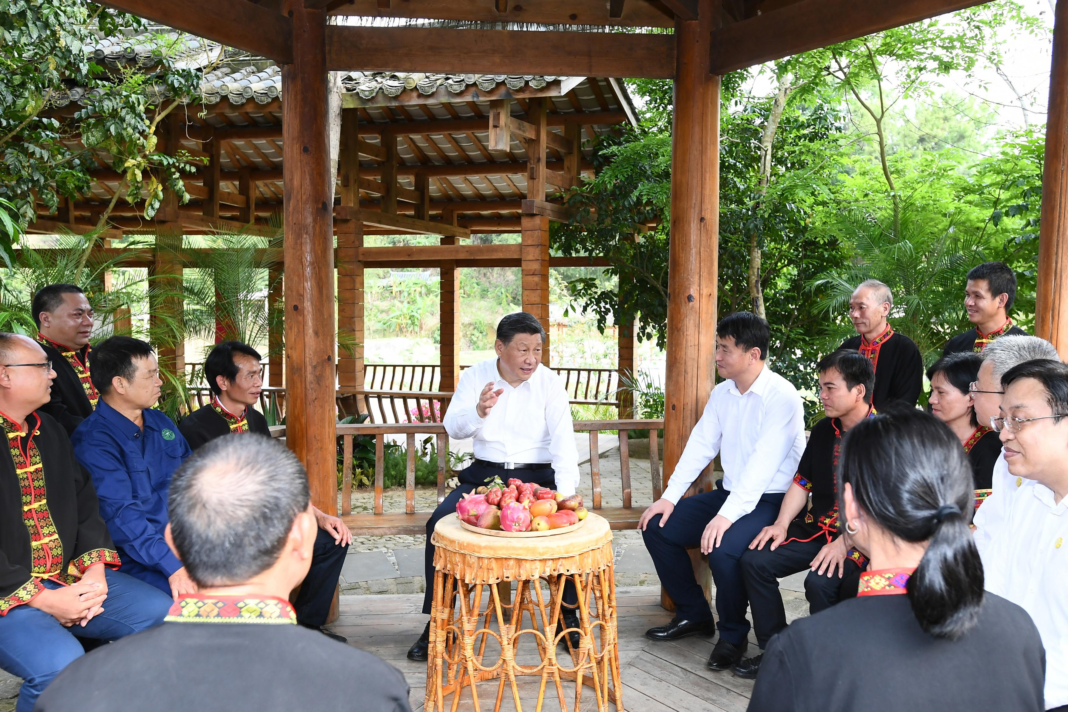 2022年4月11日，習(xí)近平總書記在五指山市水滿鄉(xiāng)毛納村，同當(dāng)?shù)馗刹咳罕娪H切交談。